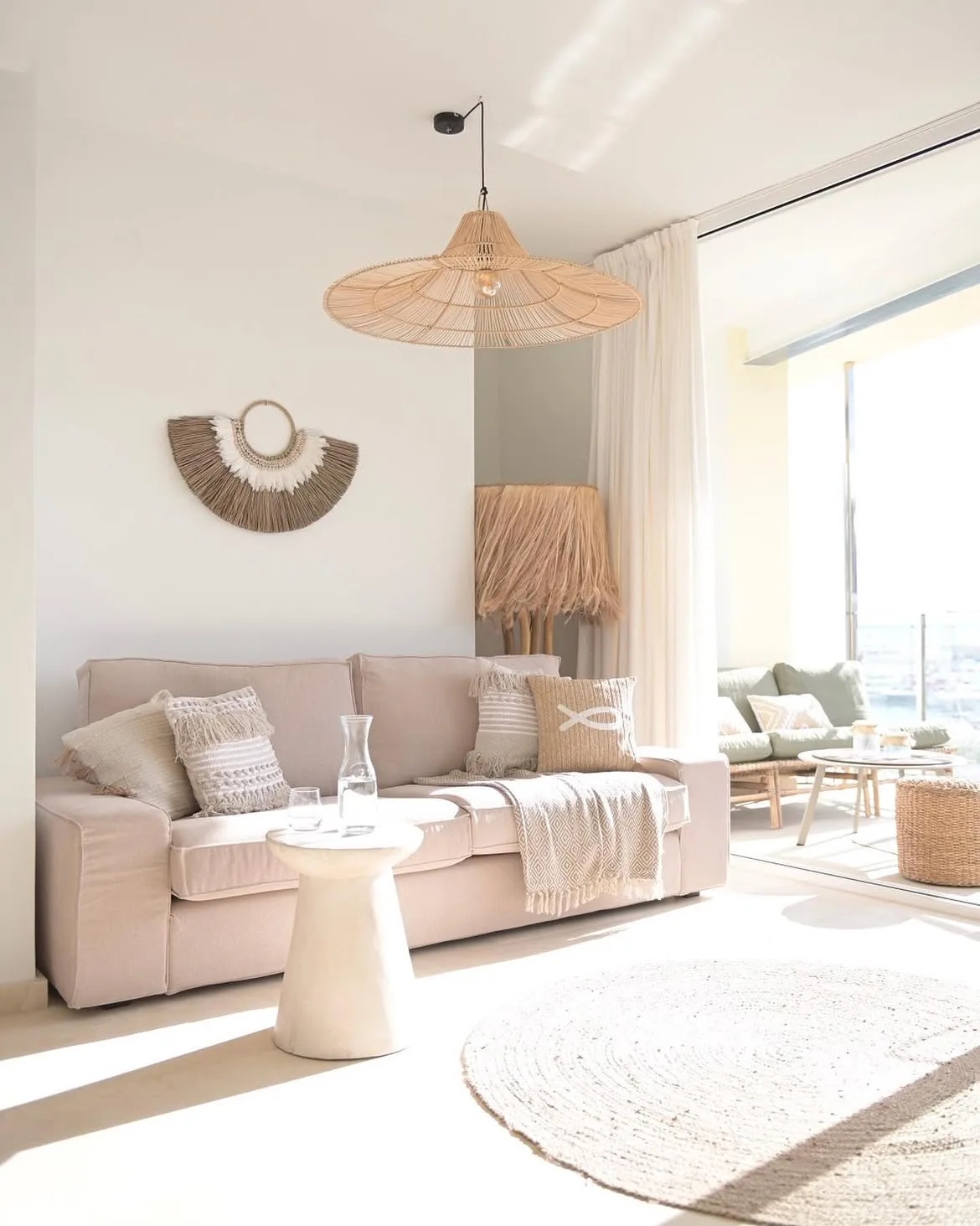 Jasny salon w apartamencie 300 Sunny Days w stylu boho