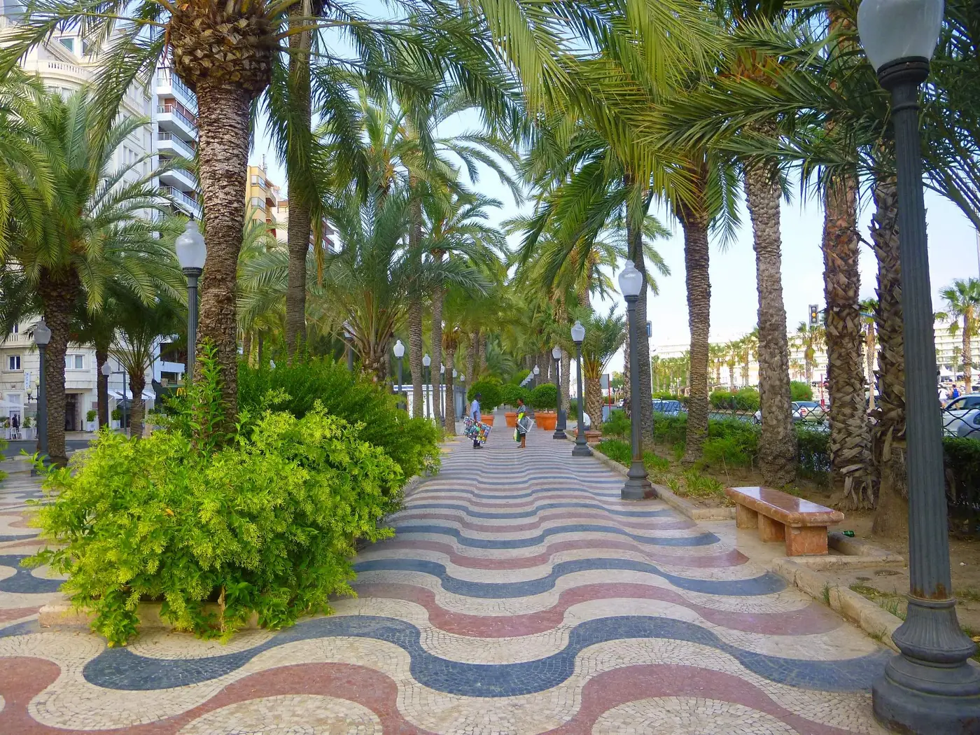 Explanada de España w Alicante — mozaikowa promenada pod palmami