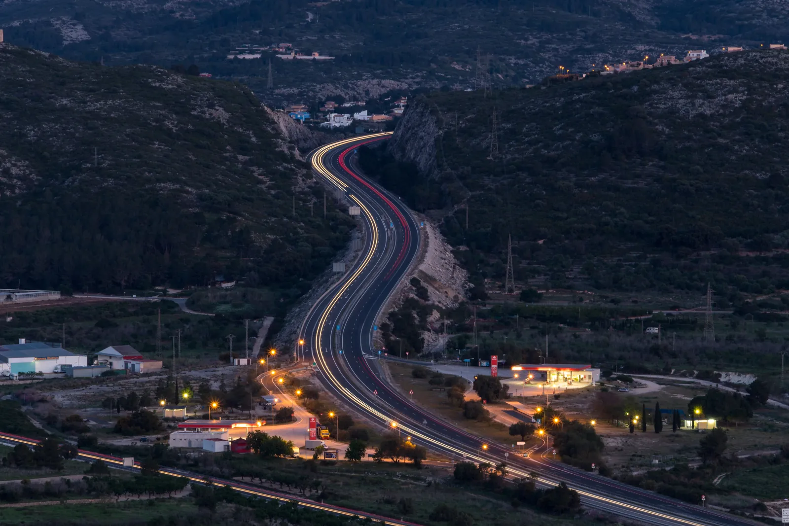 Autostrada AP-7 nocą w górach koło Denii — trasa łącząca miasta Costa Blanca