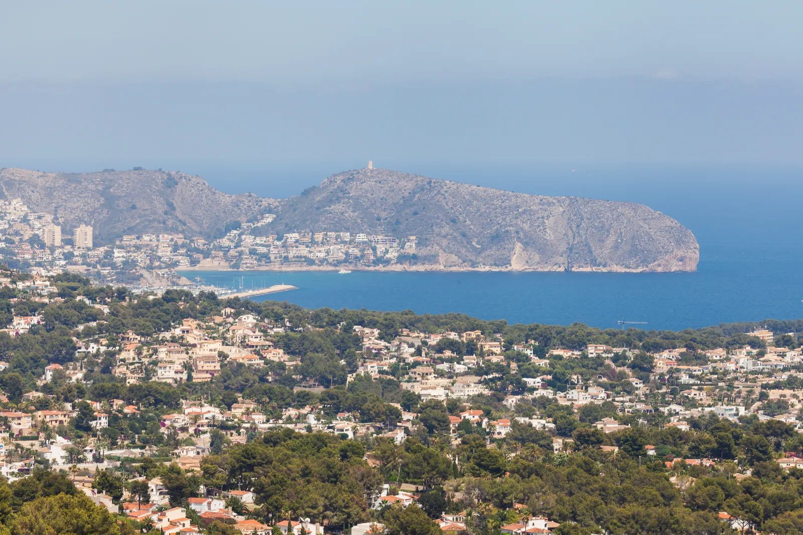 Wybrzeże Calpe z urbanizacjami i morzem