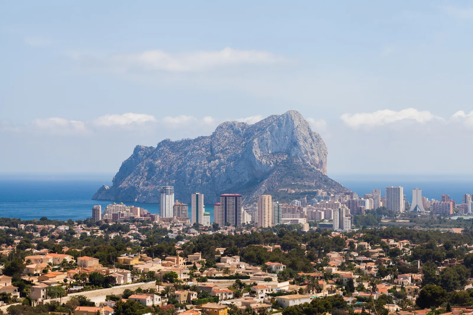 Peñón de Ifach wyrastający z morza nad Calpe