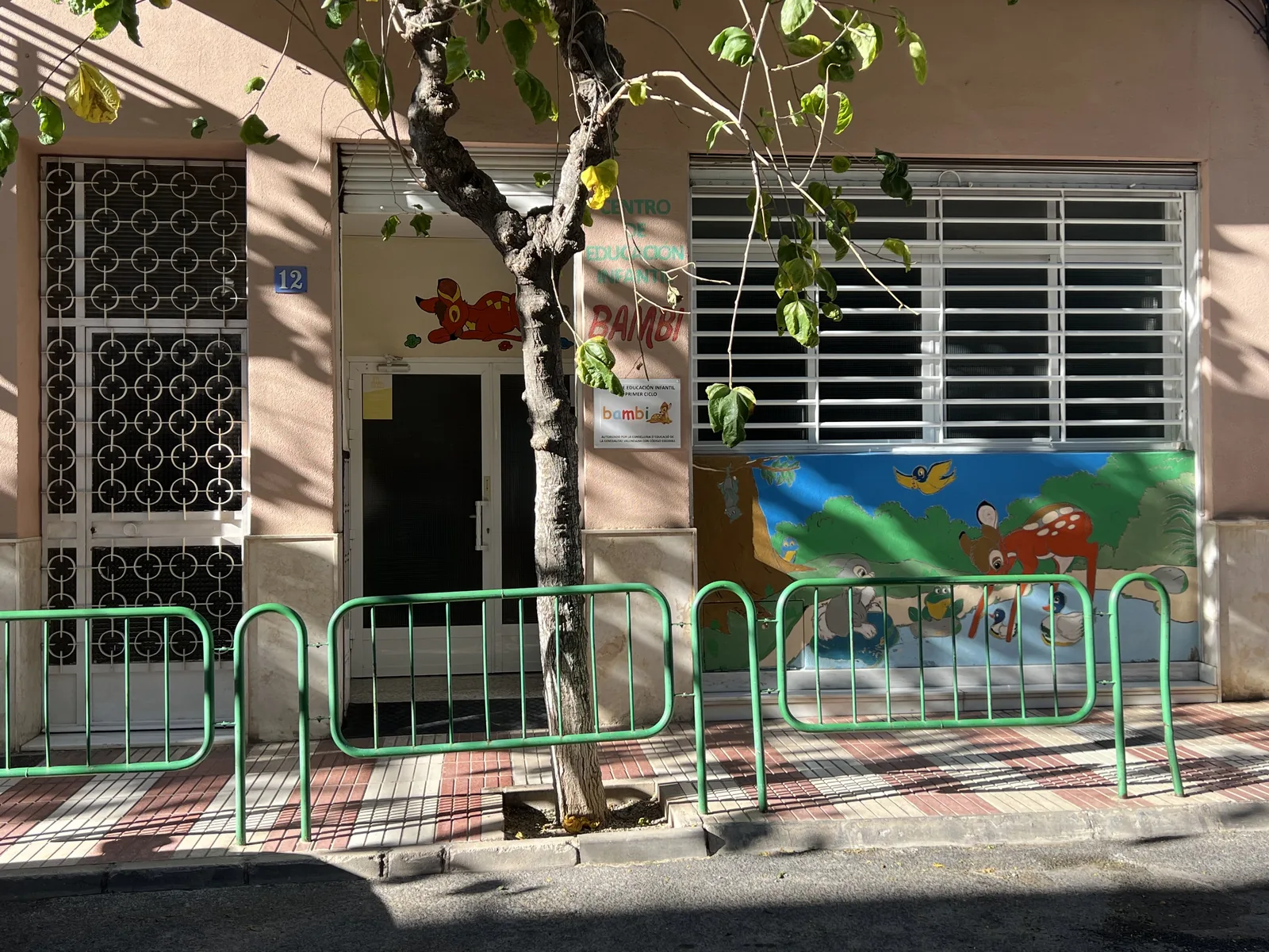 Wejście do placówki edukacyjnej dla najmłodszych w San Vicente del Raspeig, prowincja Alicante — zdjęcie poglądowe (żłobek/przedszkole prywatne, nie konkretna zapisywana szkoła)