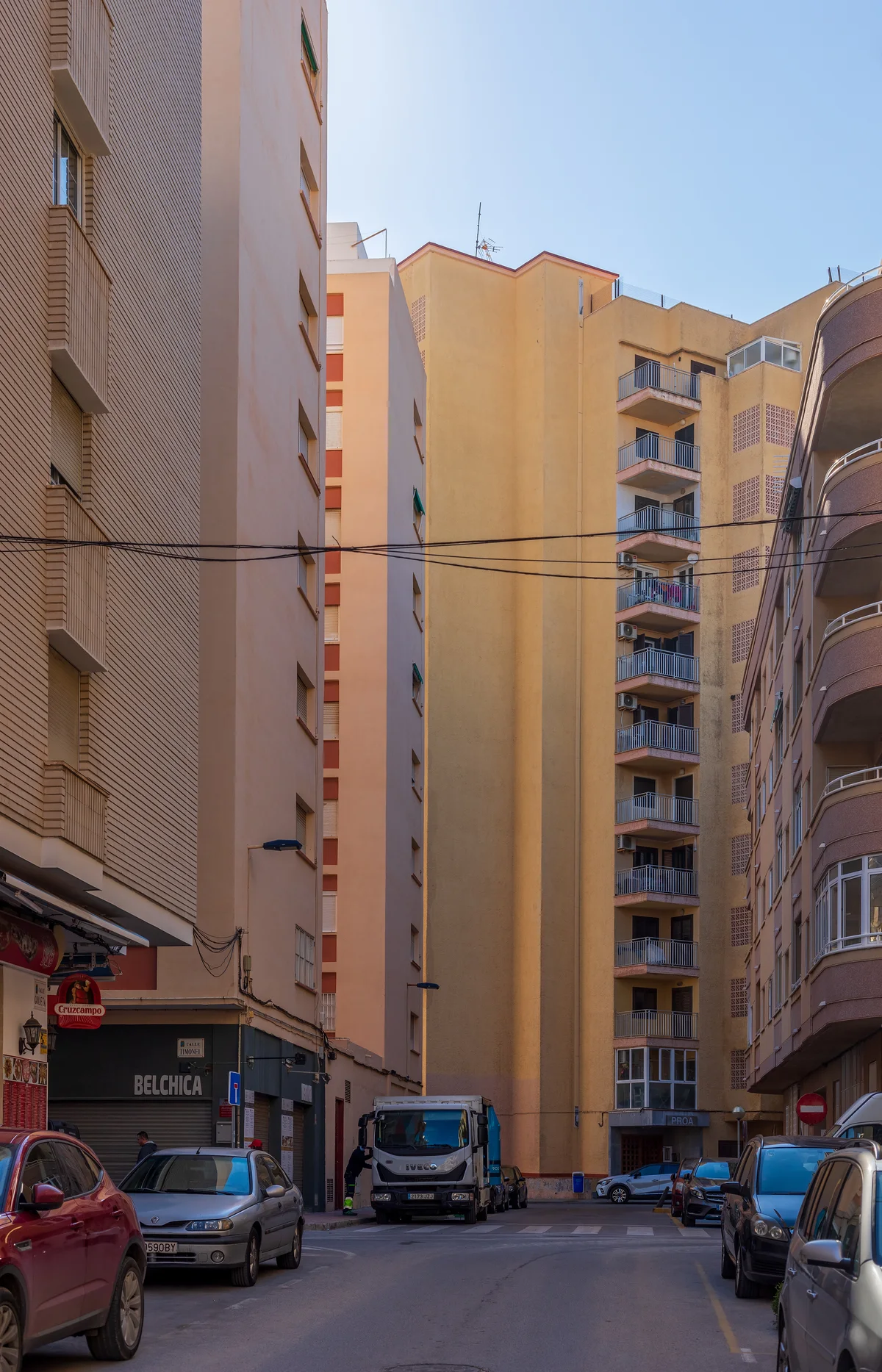 Wielopiętrowe bloki mieszkalne z balkonami przy Playa del Cura w Torrevieja
