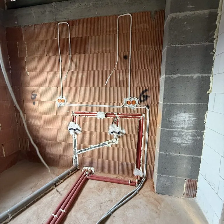 Instalacja elektryczna na etapie stanu surowego — przewody i puszki w ścianie