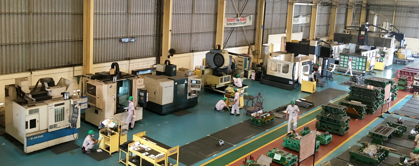 Hala z obrabiarkami CNC — zdjęcie poglądowe parku maszynowego