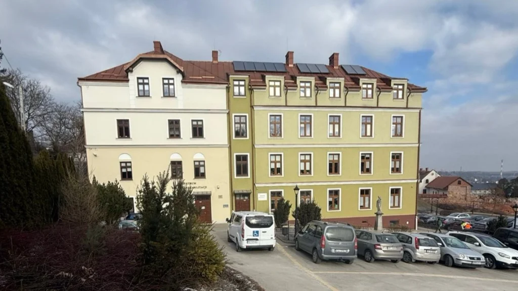 Zabytkowy budynek ośrodka opiekuńczego z panelami fotowoltaicznymi na dachu