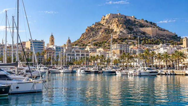 Wizualizacja AI: Alicante w 3 dni — plan zwiedzania po polsku, z plażą i muzeami — ilustracja redakcyjna