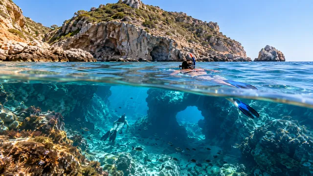 Wizualizacja AI: Cala Portitxol — nurkowanie i snorkeling — ilustracja redakcyjna