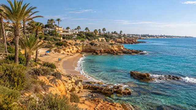 Wizualizacja AI: Orihuela Costa — ilustracja redakcyjna