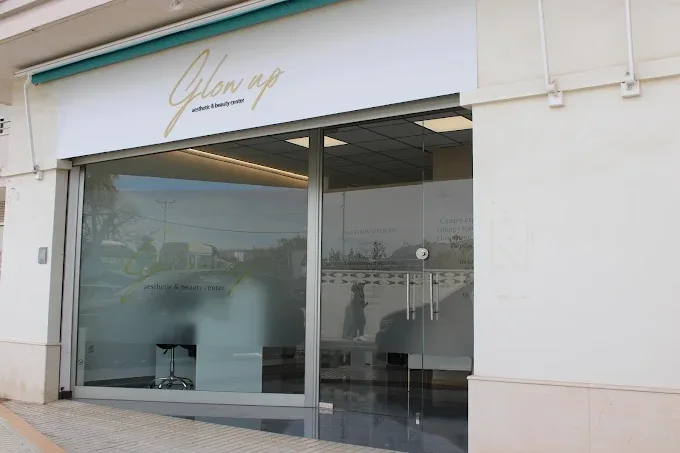 Wejście do salonu Glow Up przy Calle Camino Algar w Altei