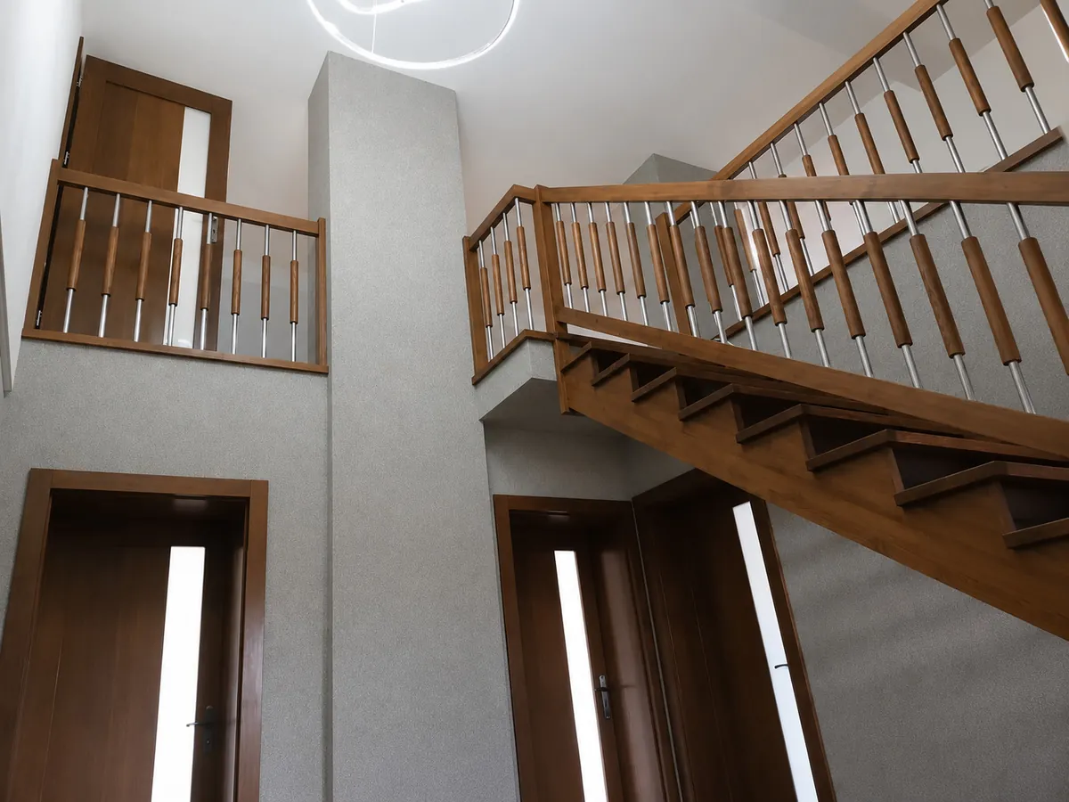 Klatka schodowa z drewnianą balustradą