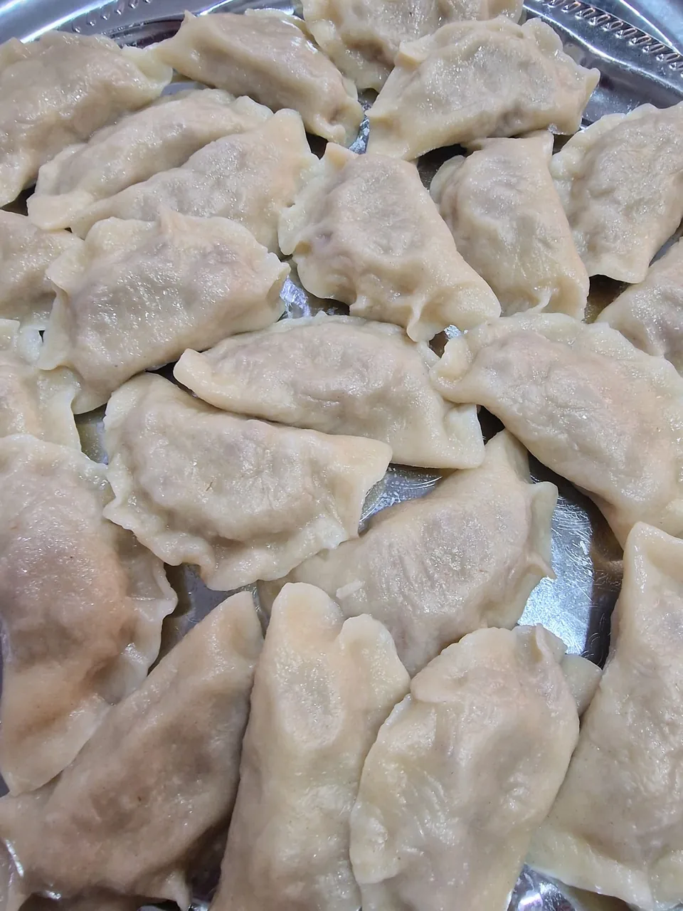 Ręcznie lepione pierogi przed gotowaniem