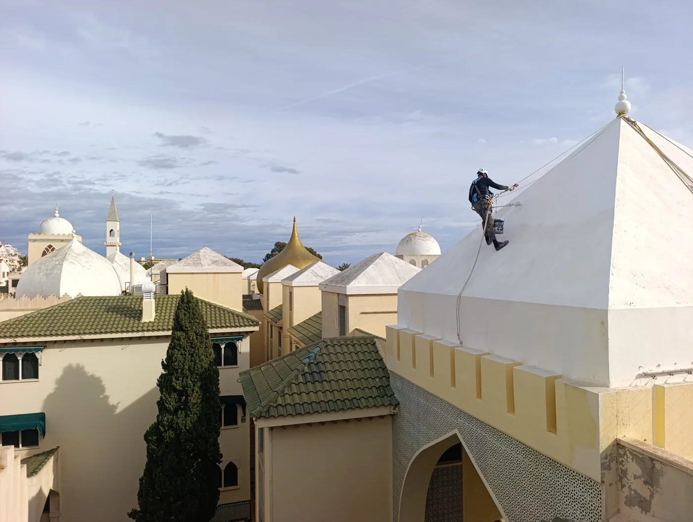Prace wysokościowe na kompleksie budynków w stylu arabskim