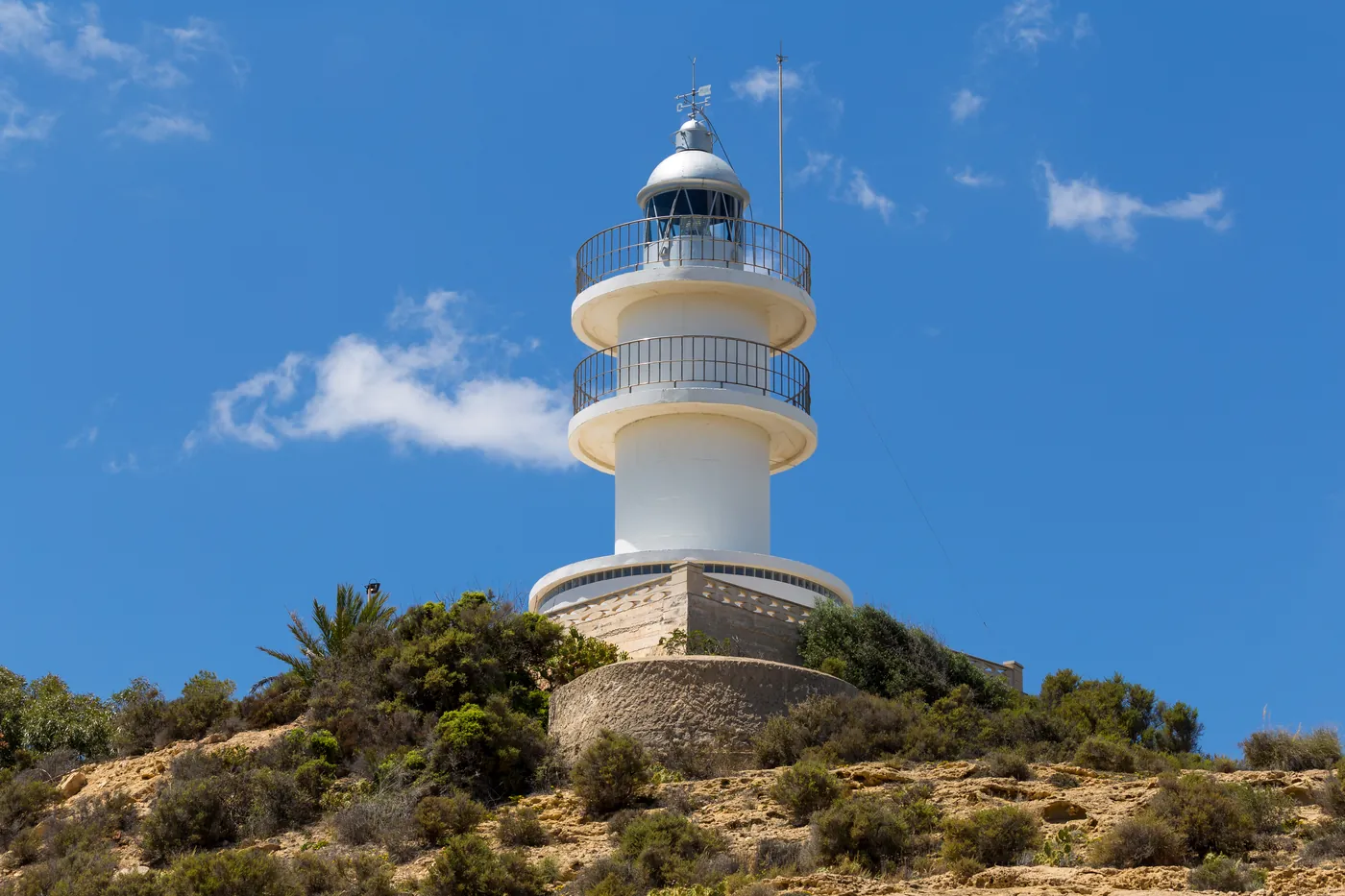 Latarnia morska Cabo de las Huertas na klifie w Alicante