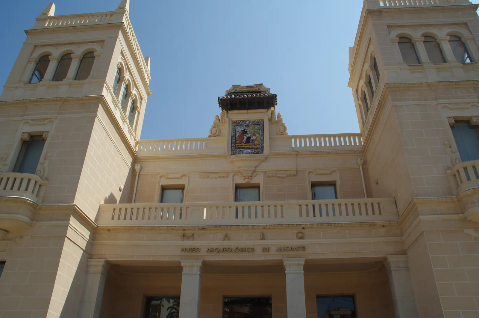 Gmach dawnego szpitala San Juan de Dios — siedziba muzeum MARQ