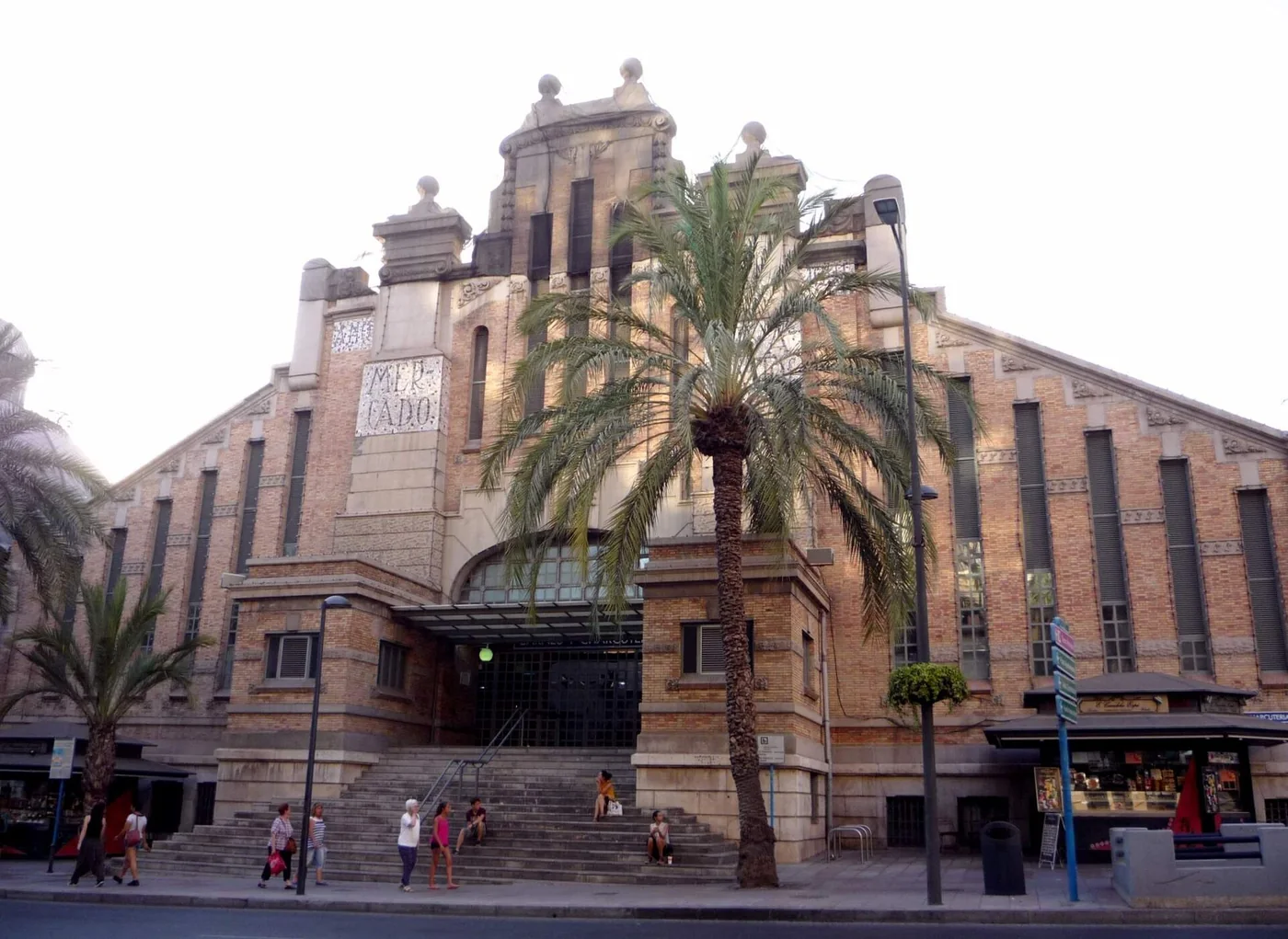 Fasada Mercado Central w Alicante z napisem "Mercado" i palmą przed wejściem