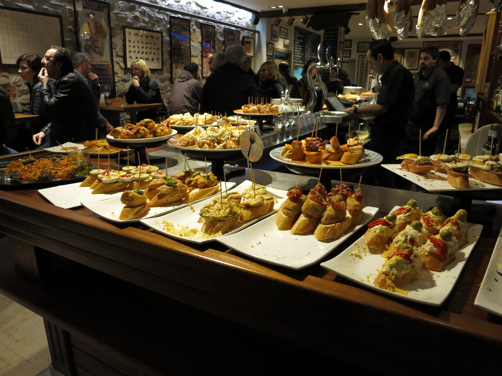 Lada baru pełna pinchos i montaditos — zdjęcie poglądowe