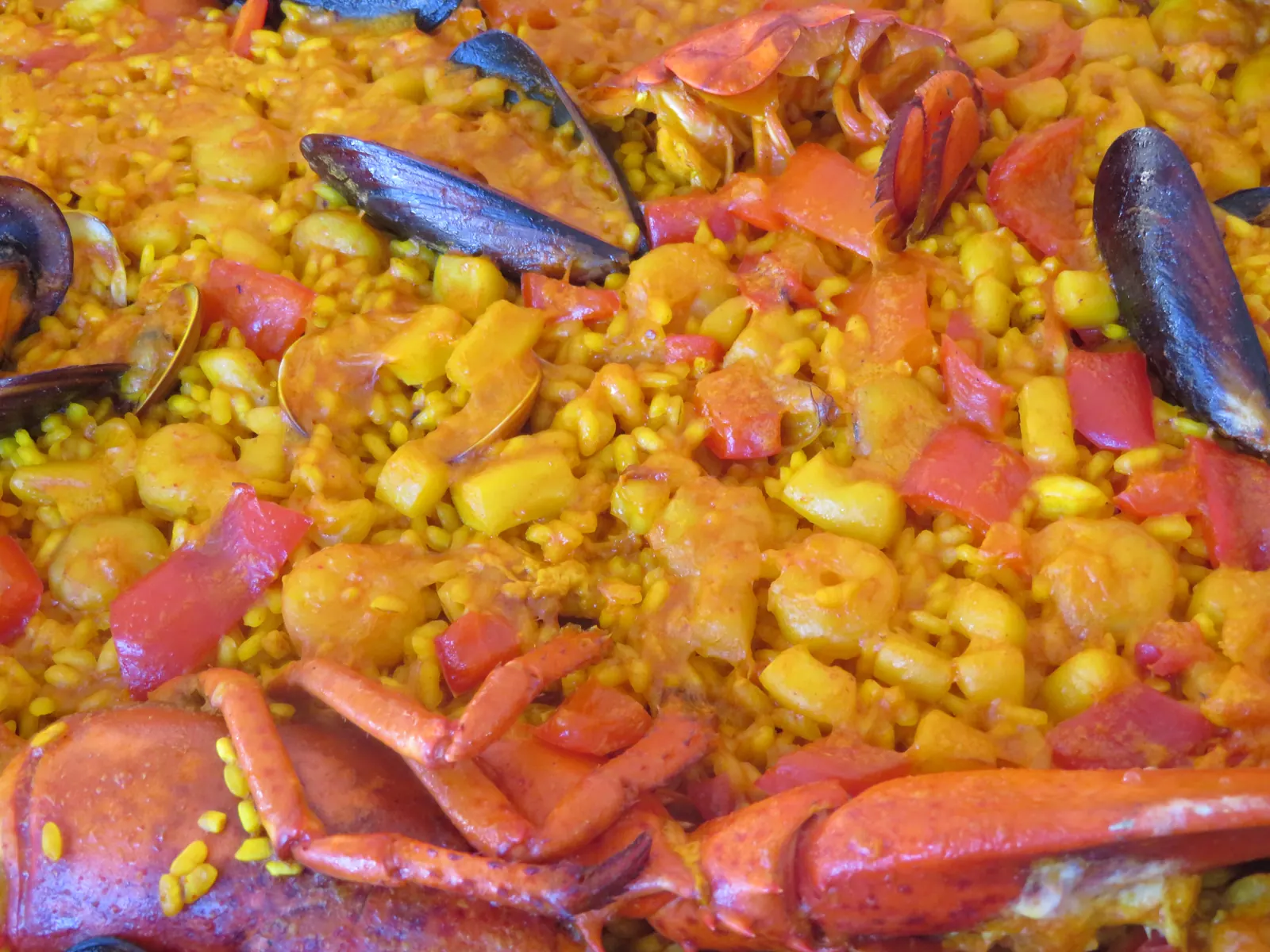 Paella z homarem i owocami morza — zdjęcie poglądowe