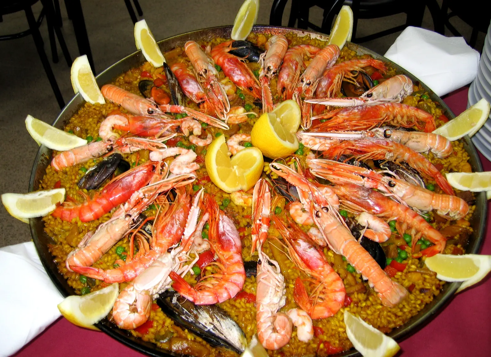 Paella z owocami morza w płaskiej patelni — zdjęcie poglądowe