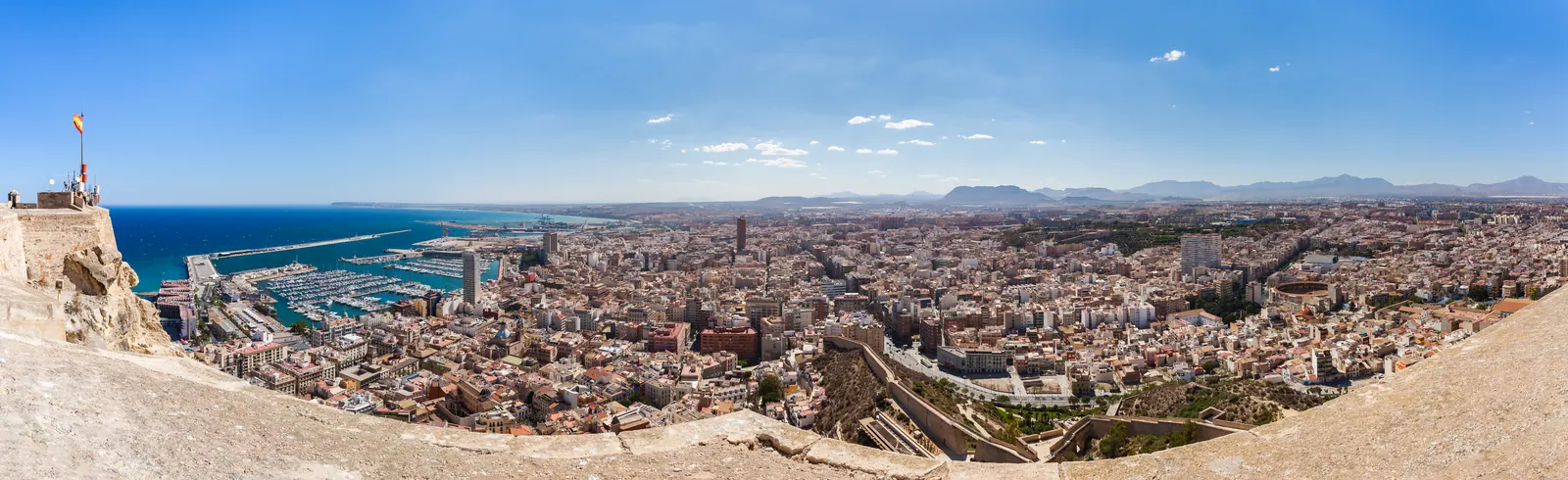Panorama Alicante z portem i morzem widziana ze wzgórza zamkowego