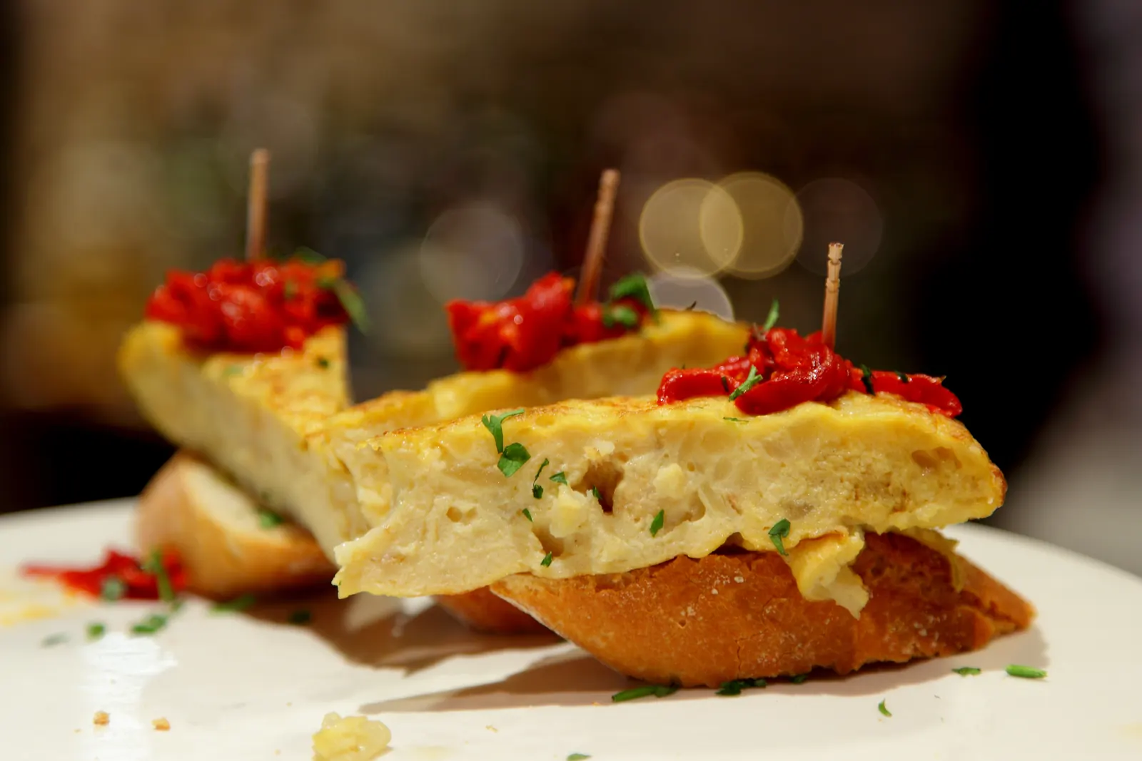 Pinchos z tortillą na barze — zdjęcie poglądowe