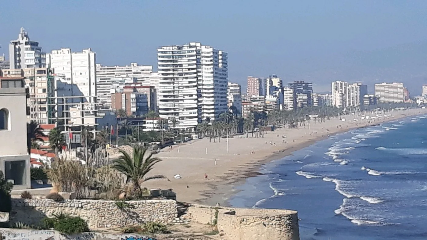 Panorama plaży San Juan w Alicante z wieżowcami i promenadą wzdłuż wybrzeża