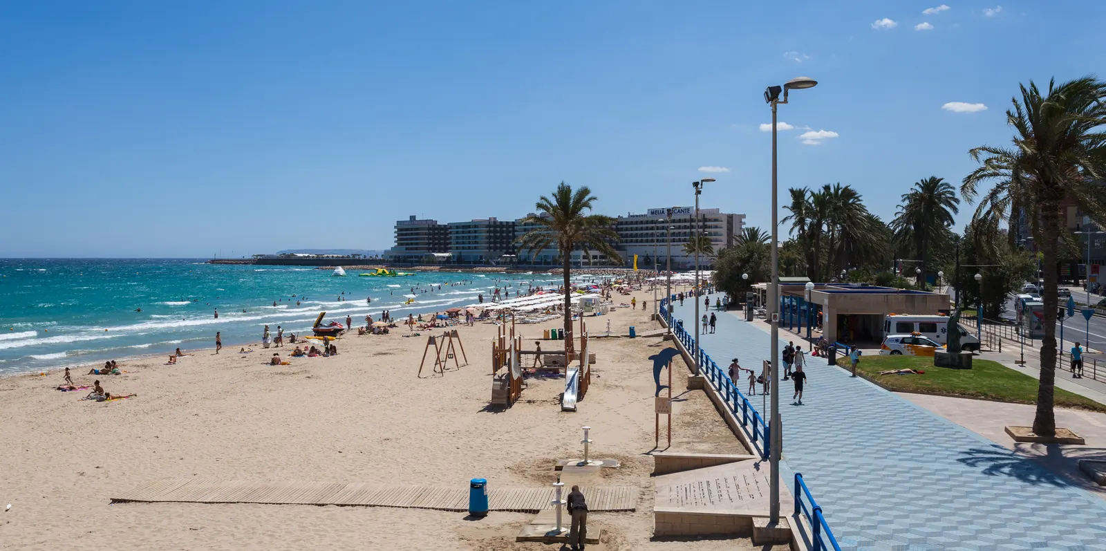 Promenada wzdłuż plaży Postiguet z palmami