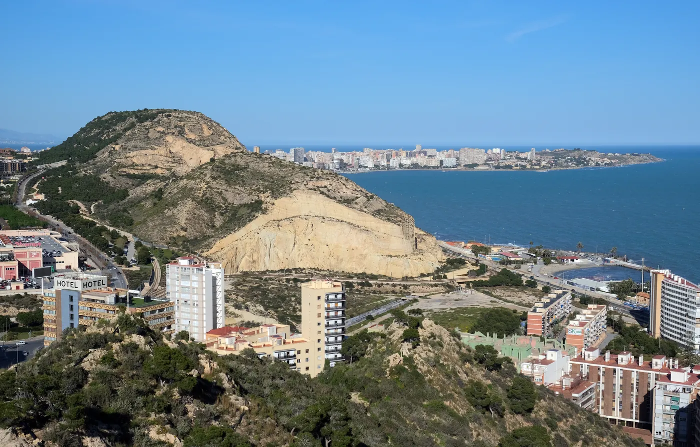 Serra Grossa nad zatoką Alicante, w tle miasto i wybrzeże
