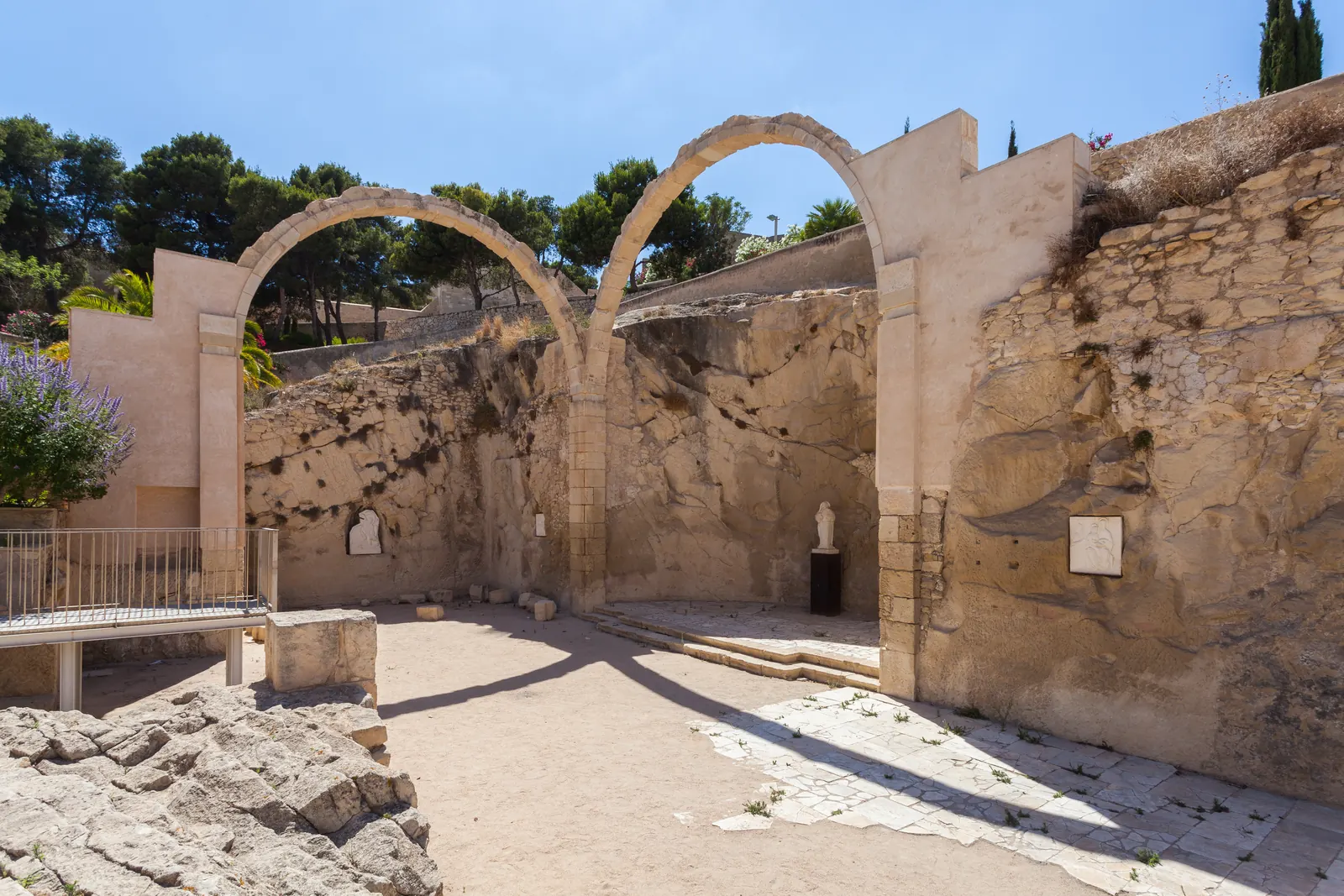 Zamek Santa Bárbara na skalnym wzgórzu Benacantil nad Alicante