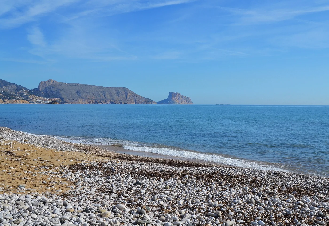 Plaża Cap Negret w Altei z widokiem na Peñón de Ifach na horyzoncie
