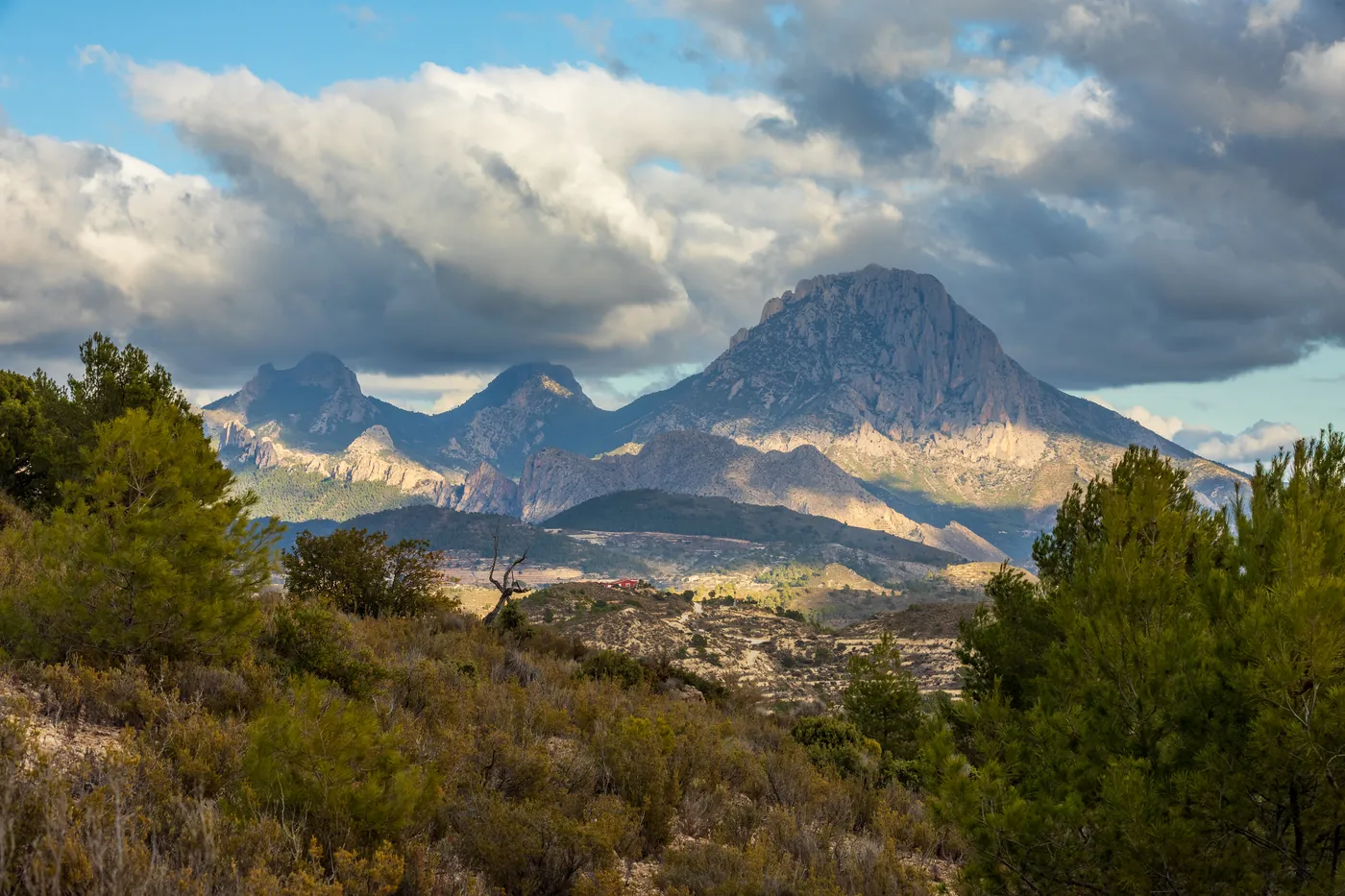 Pasmo Sierra de Aitana widziane od strony Relleu
