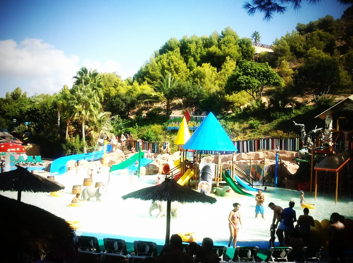 Strefa dla dzieci w Aqualandia Benidorm — zjeżdżalnie i baseny u stóp Sierra Helady