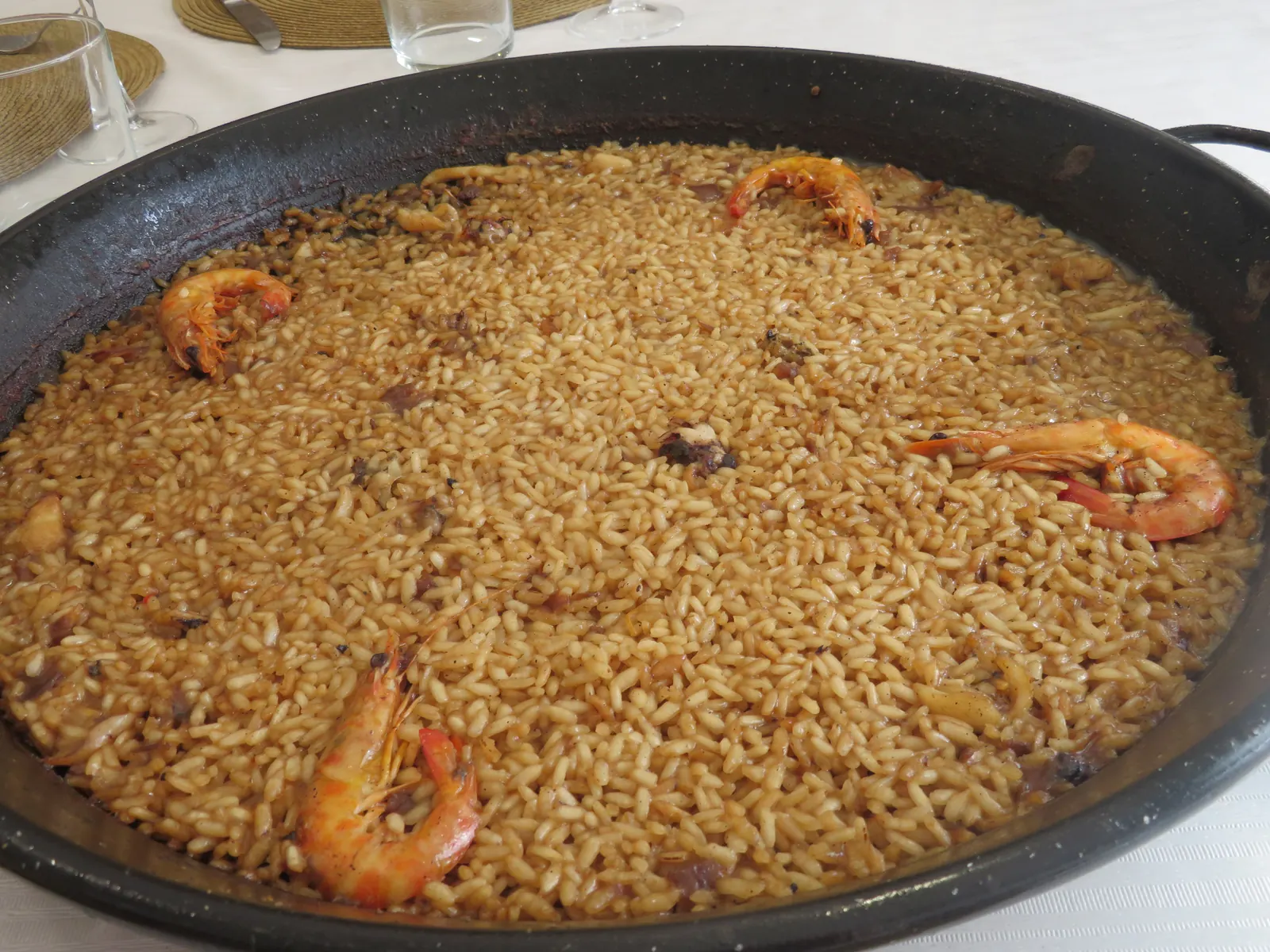 Arroz a banda na patelni paellowej — zdjęcie poglądowe