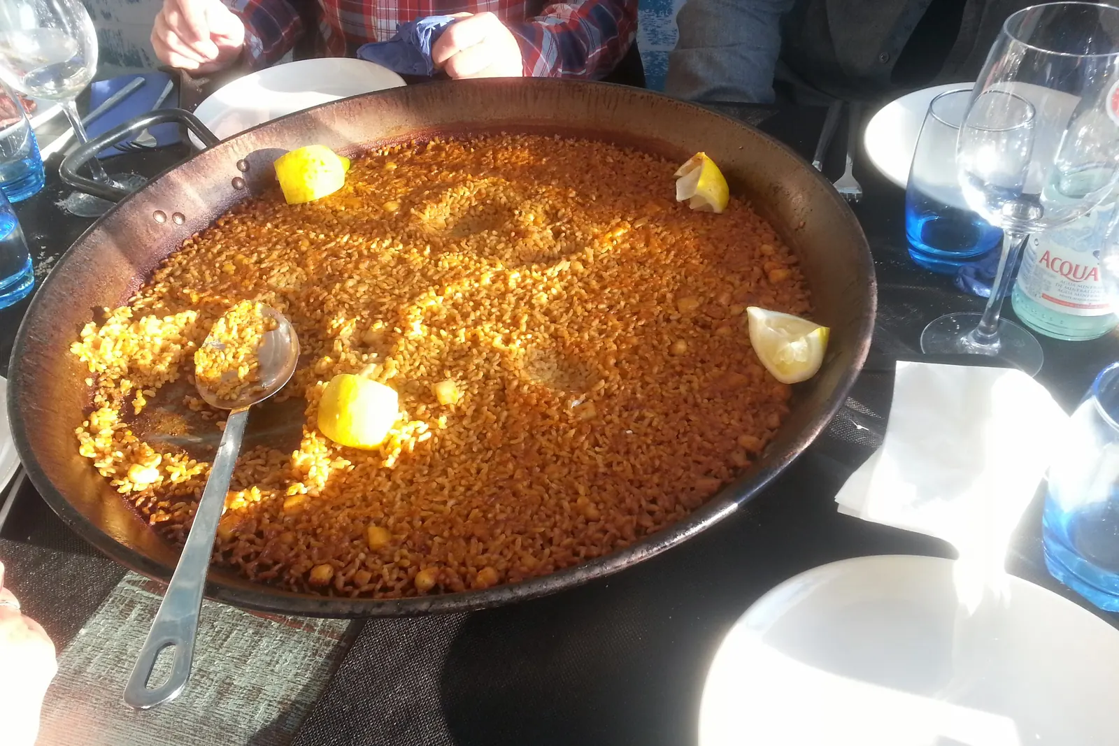 Porcja arroz a banda z aioli — zdjęcie poglądowe