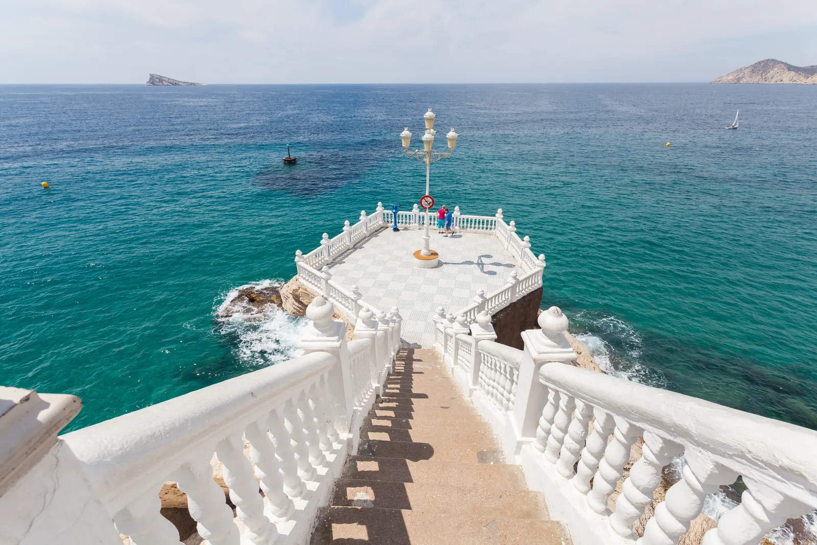 Biała balustrada Balcón del Mediterráneo na skale nad morzem w Benidorm