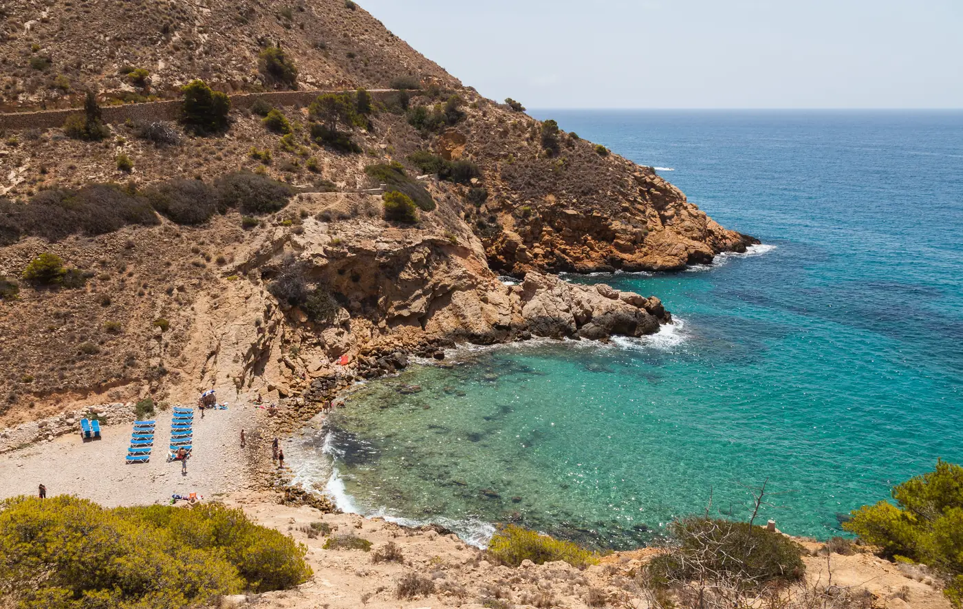 Zatoczka Tío Ximo u stóp Sierra Helady w Benidorm