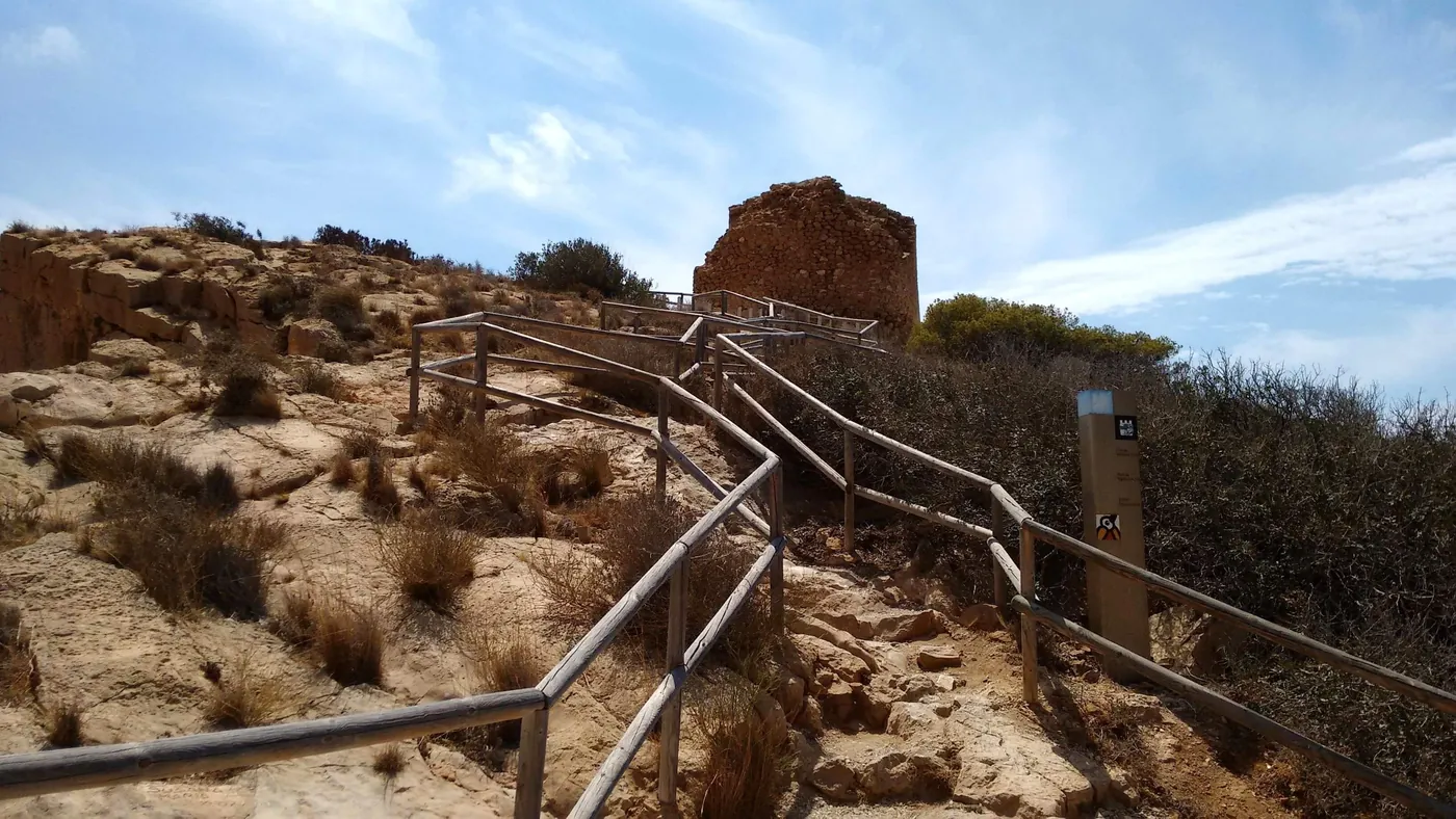 Torre de les Caletes na klifach Sierra Gelada nad Benidorm