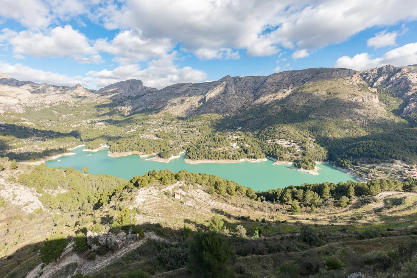 Turkusowy zbiornik Guadalest w otoczeniu gór Sierra de Aitana