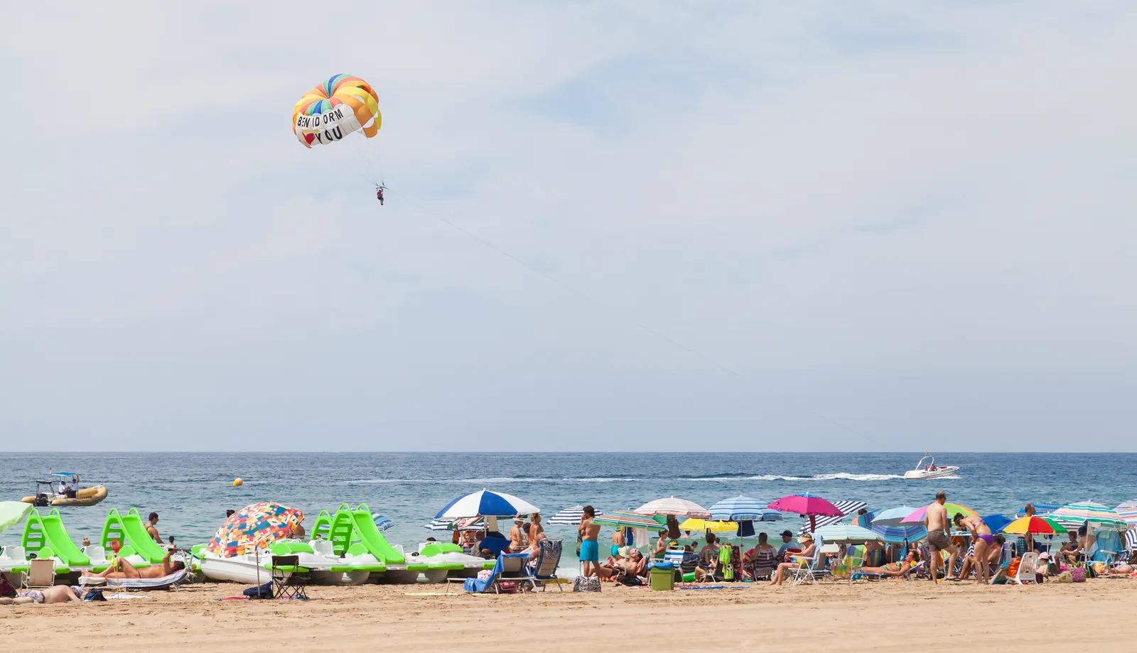 Plaża Levante w Benidorm w pełni sezonu wakacyjnego