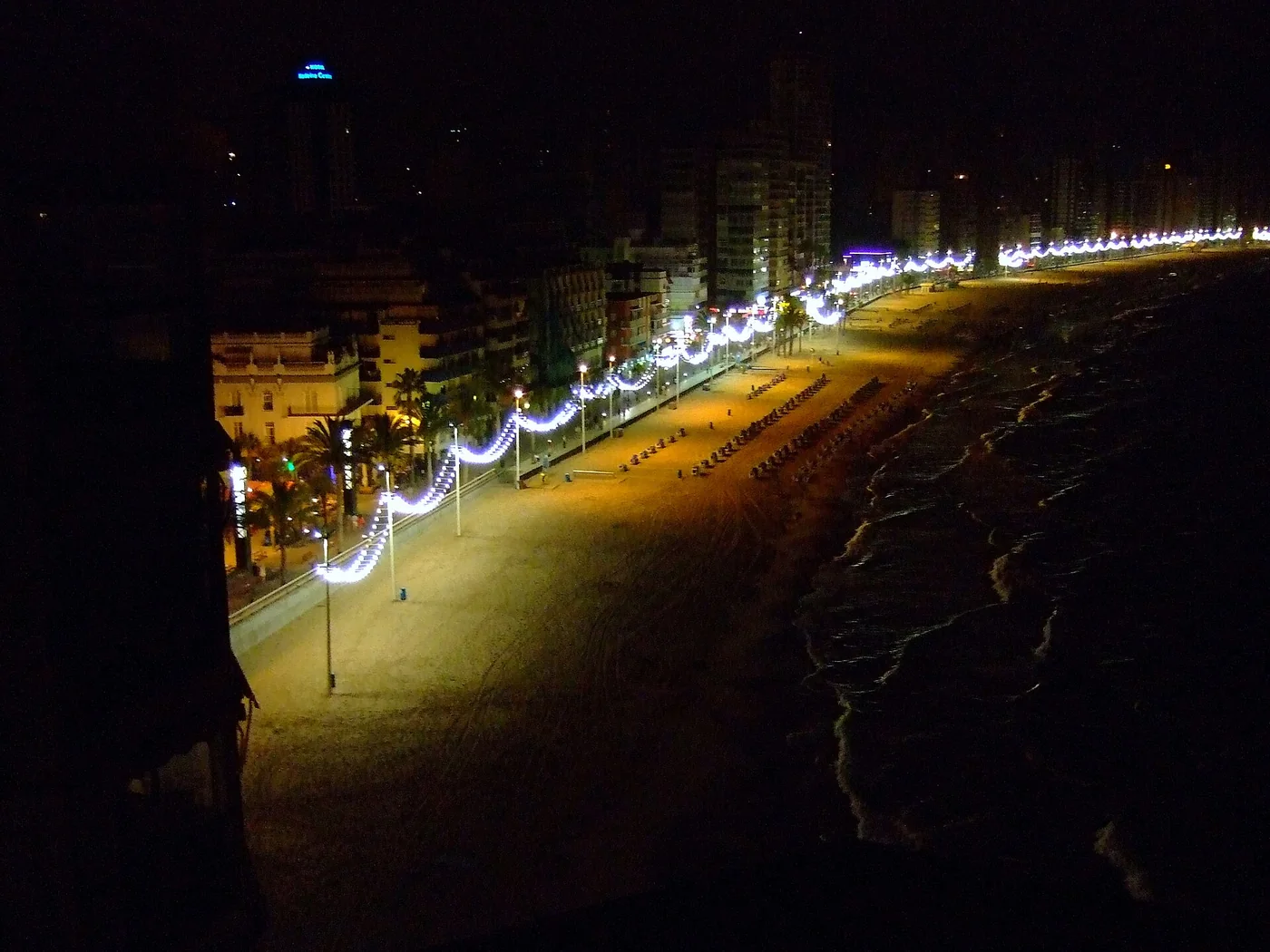 Oświetlona promenada wzdłuż plaży Levante w Benidorm nocą