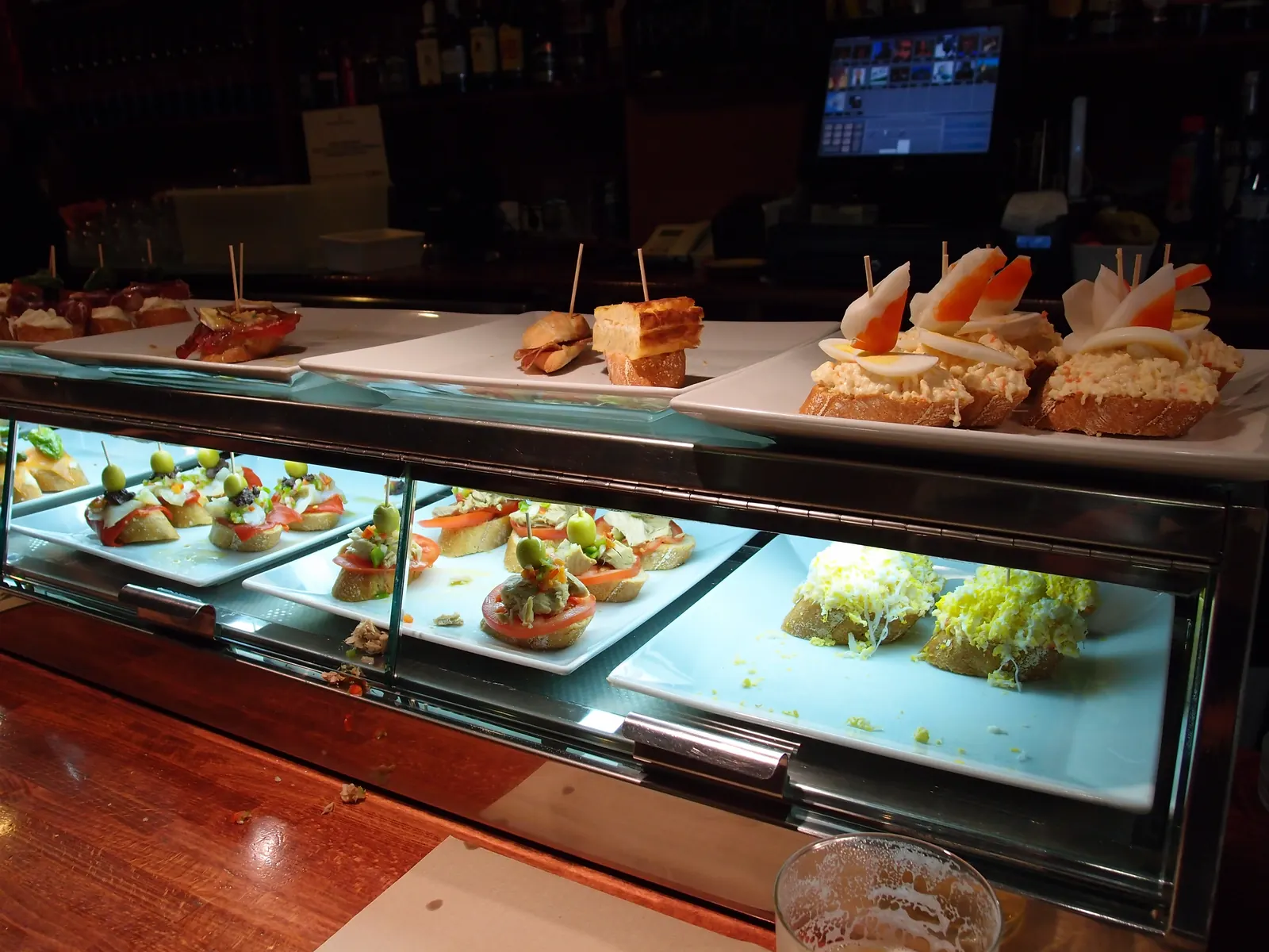 Witryna z tapas i pinchos — zdjęcie poglądowe