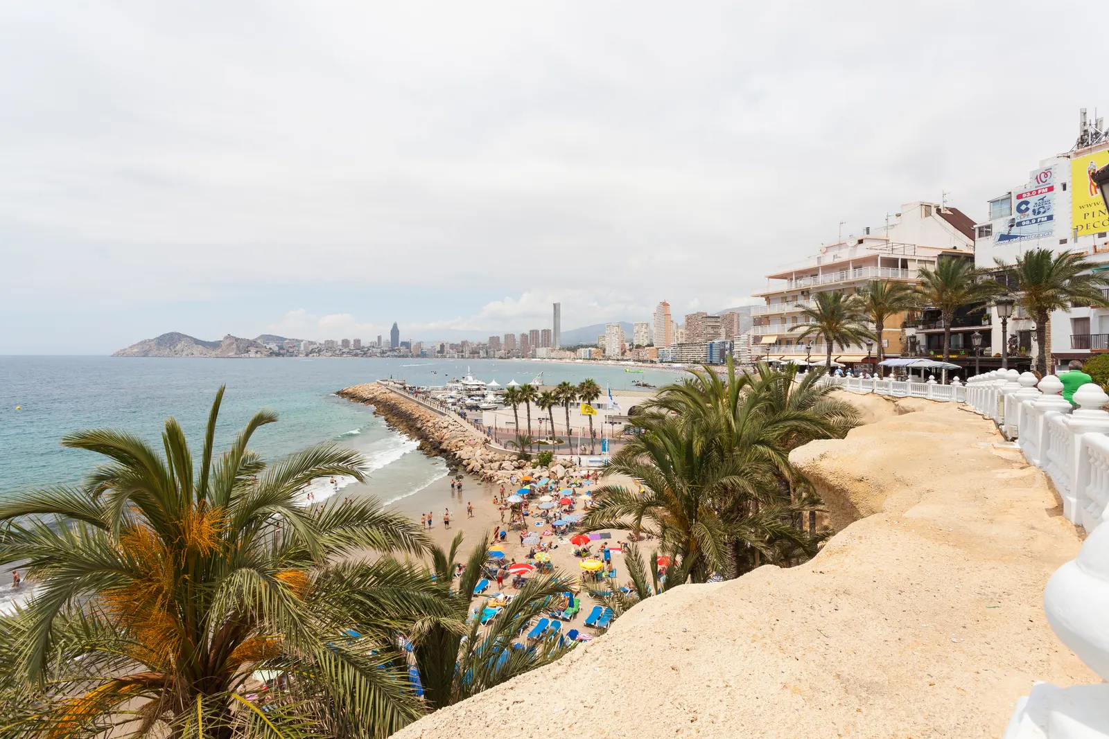 Zatoka i plaża Poniente w Benidorm — zdjęcie poglądowe okolicy, w której działa Cable Ski Benidorm