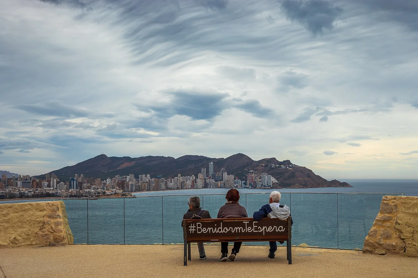 Widok na panoramę Benidorm z tarasu widokowego na Tossal de la Cala