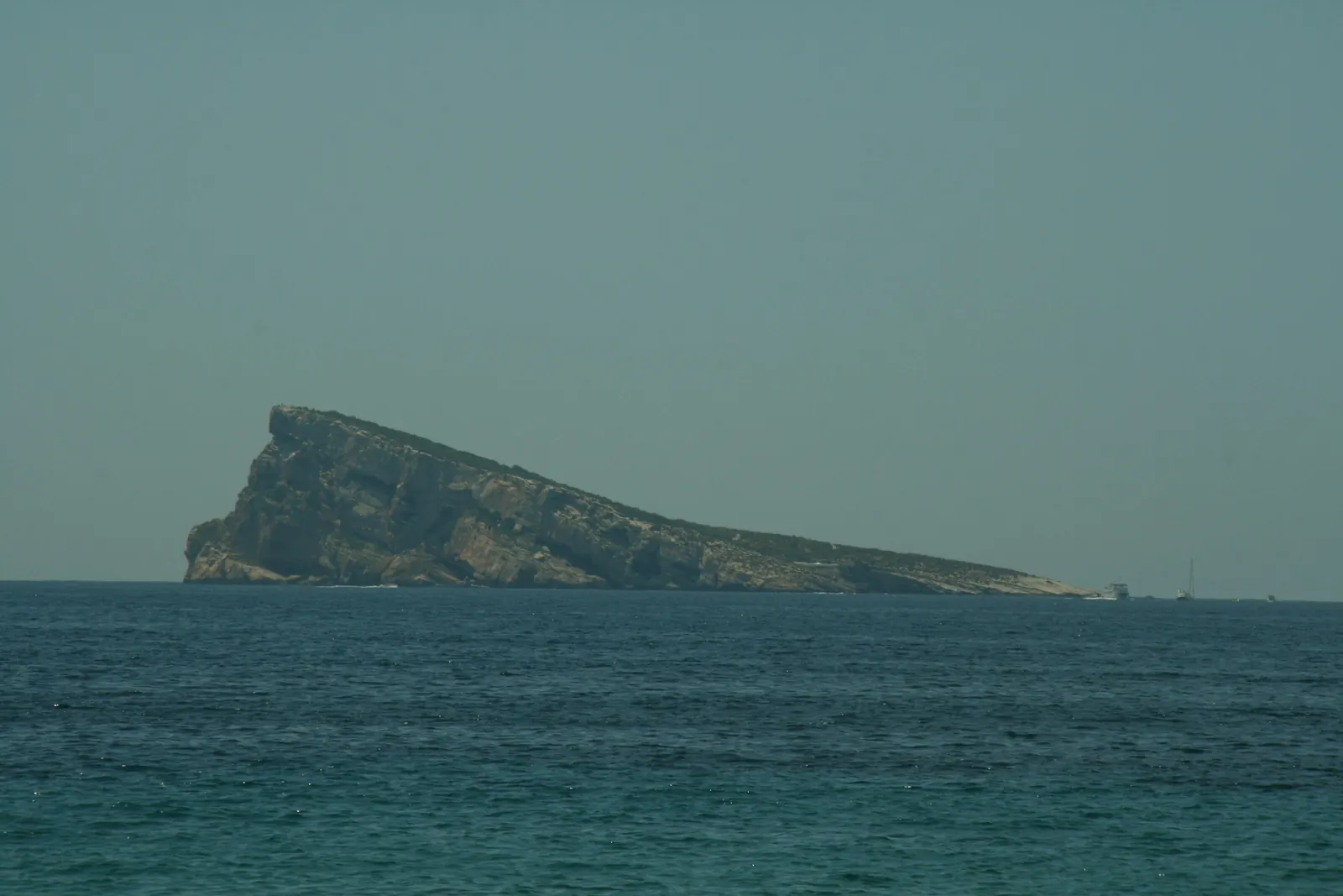 Kamienisty brzeg i woda przy wyspie Benidorm