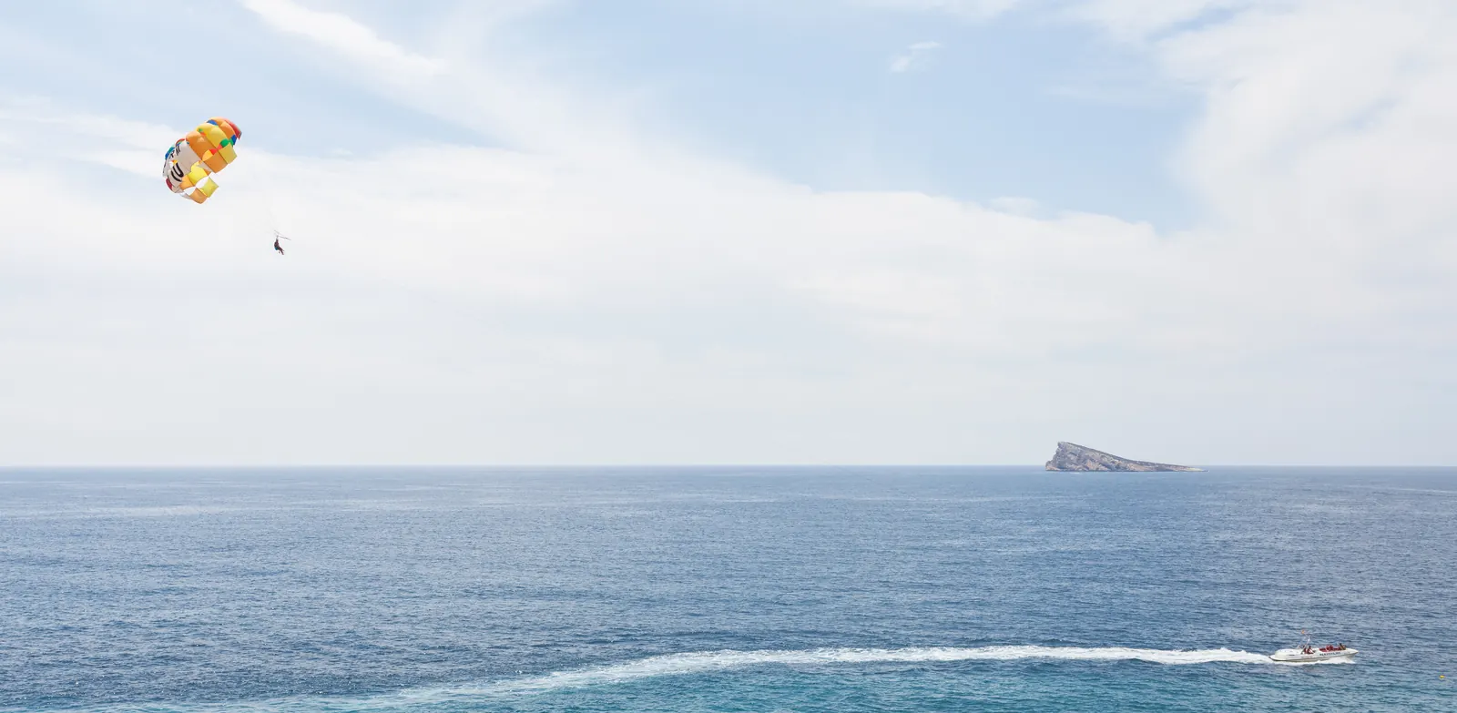 Wyspa Benidorm widziana z wybrzeża Sierra Helady