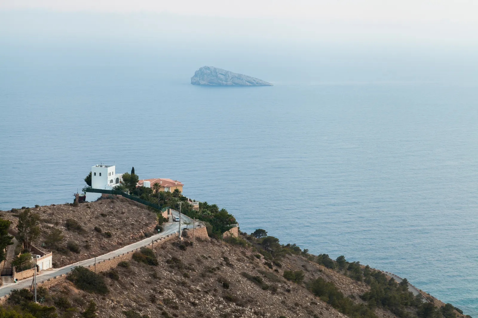 Skalista wyspa Benidorm na tle morza