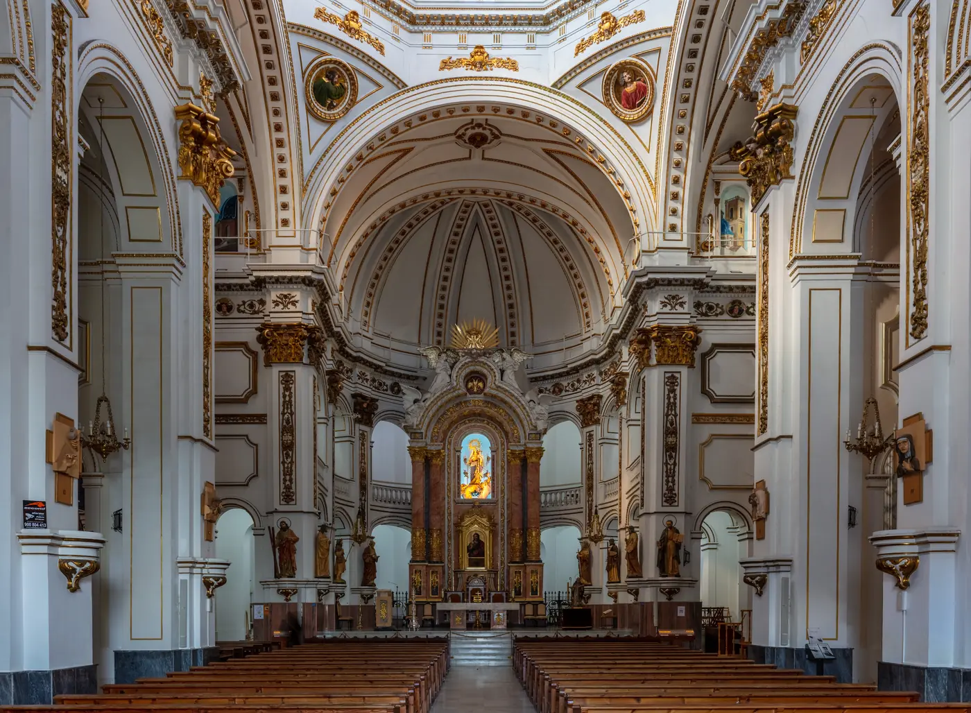 Kościół Nuestra Señora del Consuelo z niebieskimi kopułami w Altei