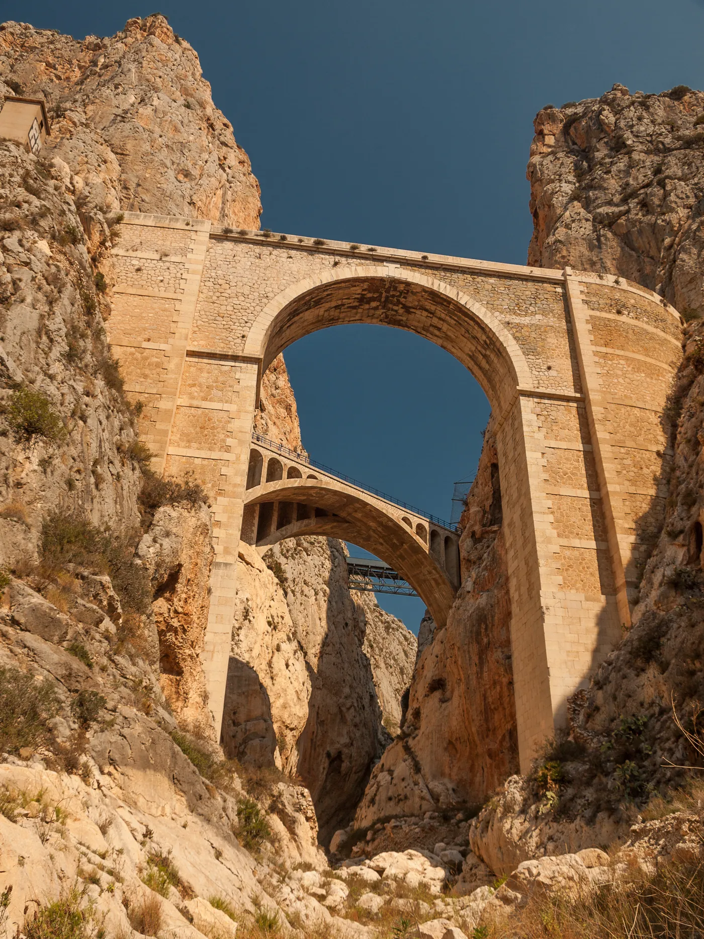 Trzy historyczne mosty nad wąwozem Barranc del Mascarat między Calpe a Alteą