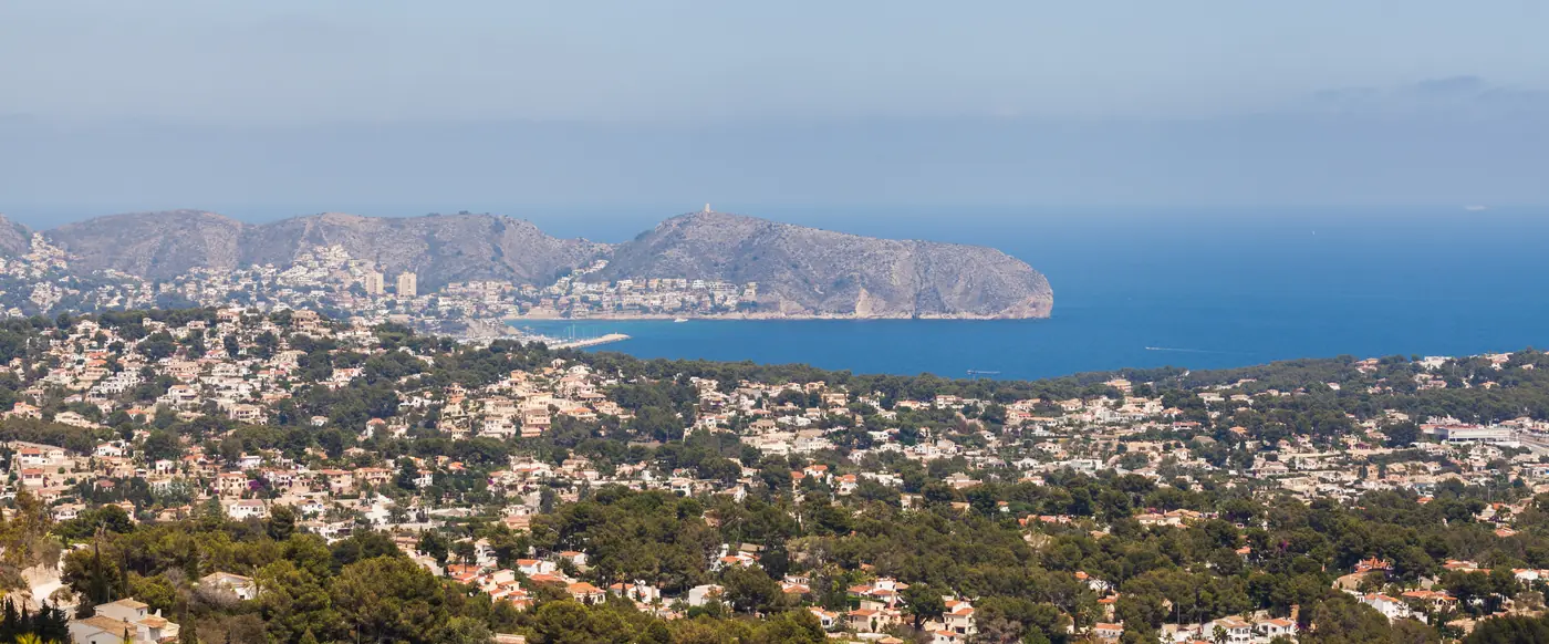 Plaża w Calpe z Peñónem de Ifach w tle