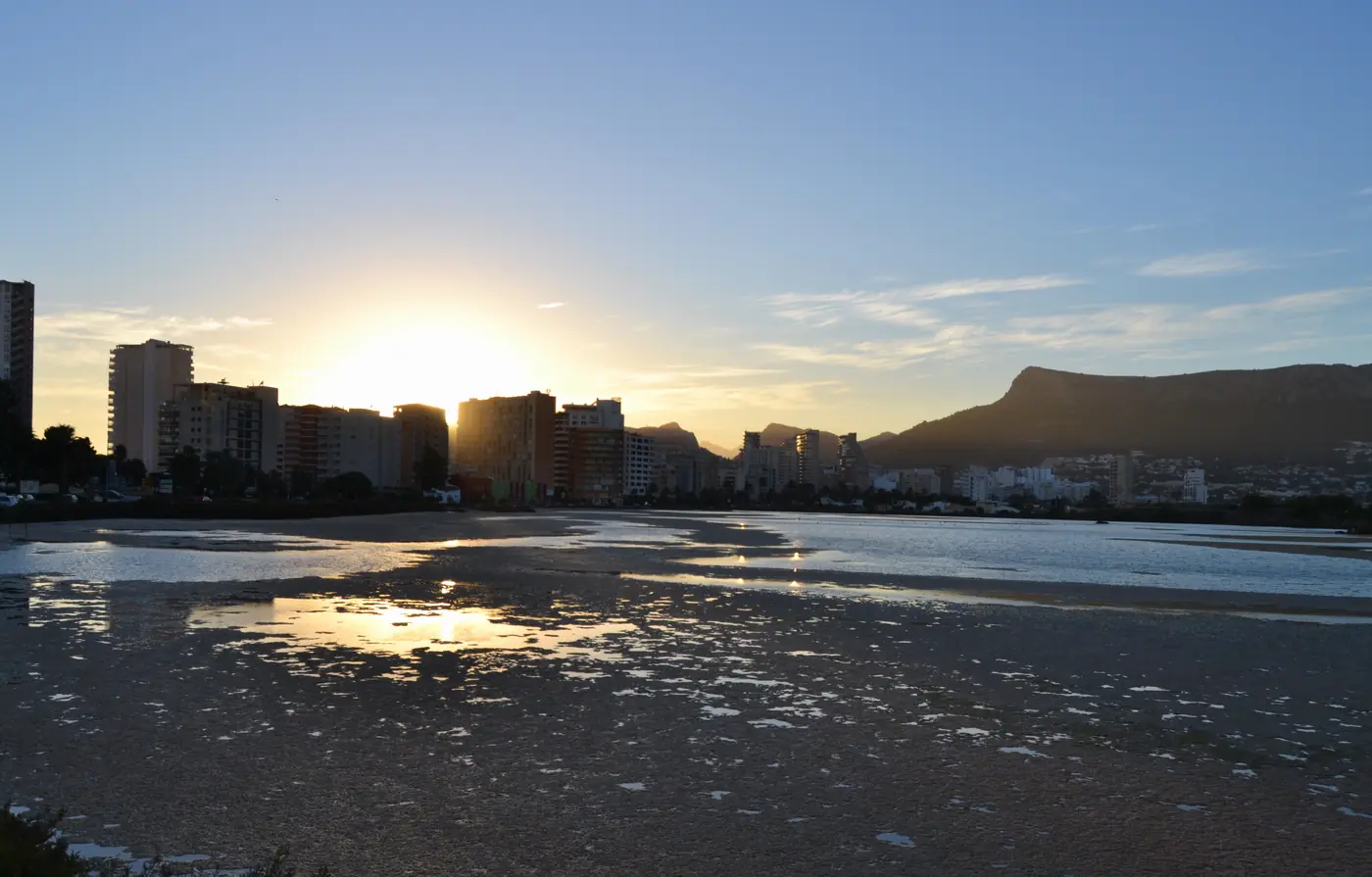 Laguna salin w Calpe o zmierzchu